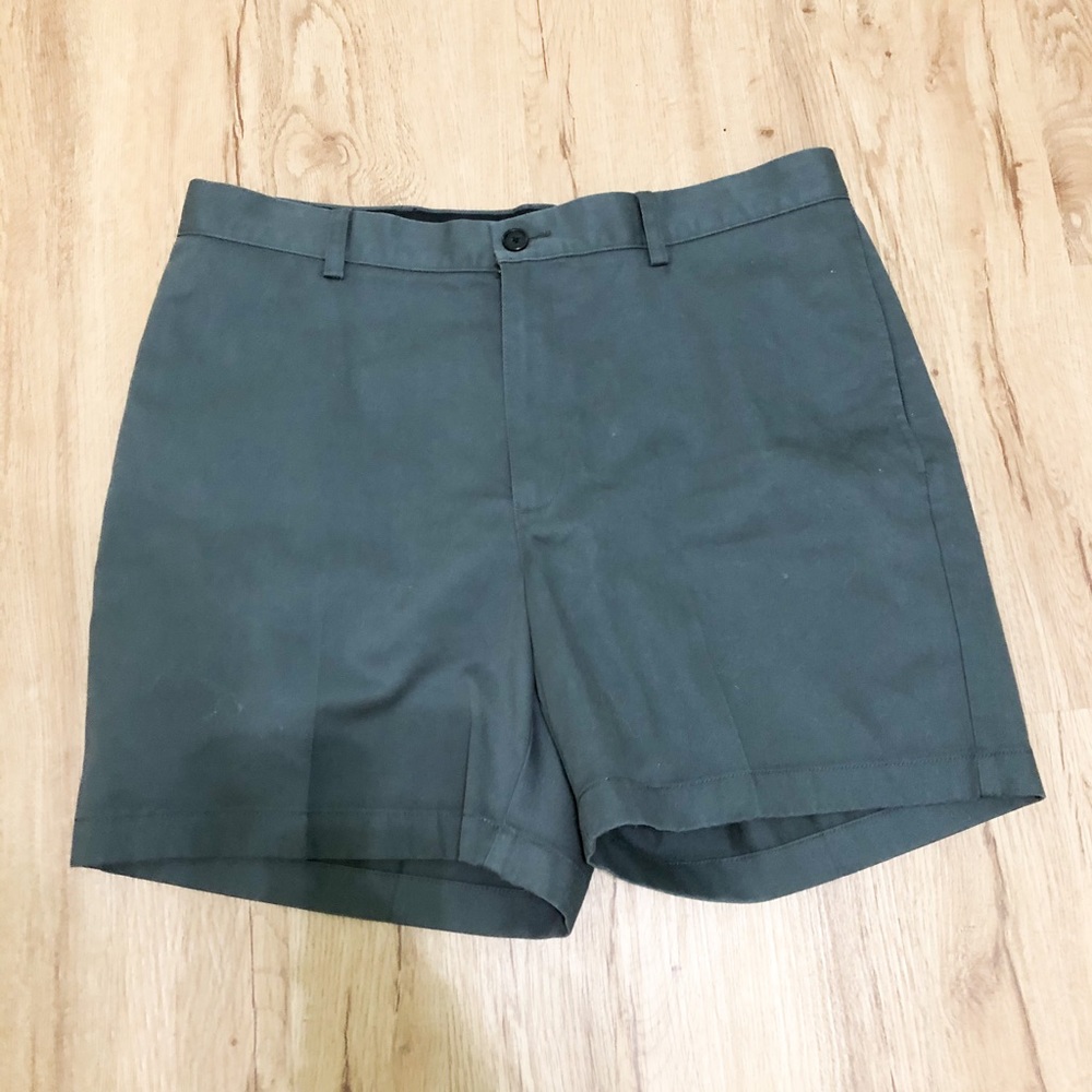 Dark green L.L. Bean men’s shorts size 34